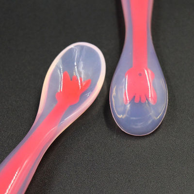 Le caoutchouc de silicone calorifuge non-toxique fournit la cuillère pour manger pratique