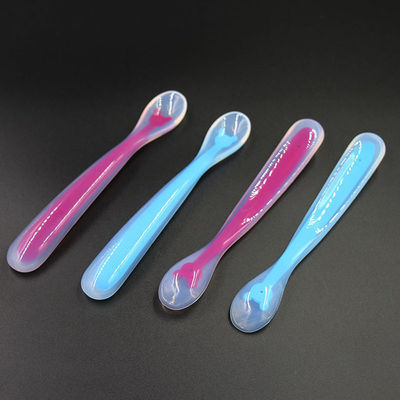Le caoutchouc de silicone calorifuge non-toxique fournit la cuillère pour manger pratique