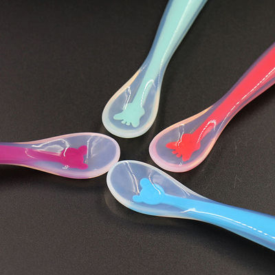 Le caoutchouc de silicone calorifuge non-toxique fournit la cuillère pour manger pratique
